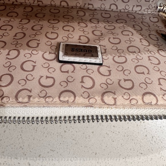 GUESS white crossbody camera purse - Picture 8 of 9